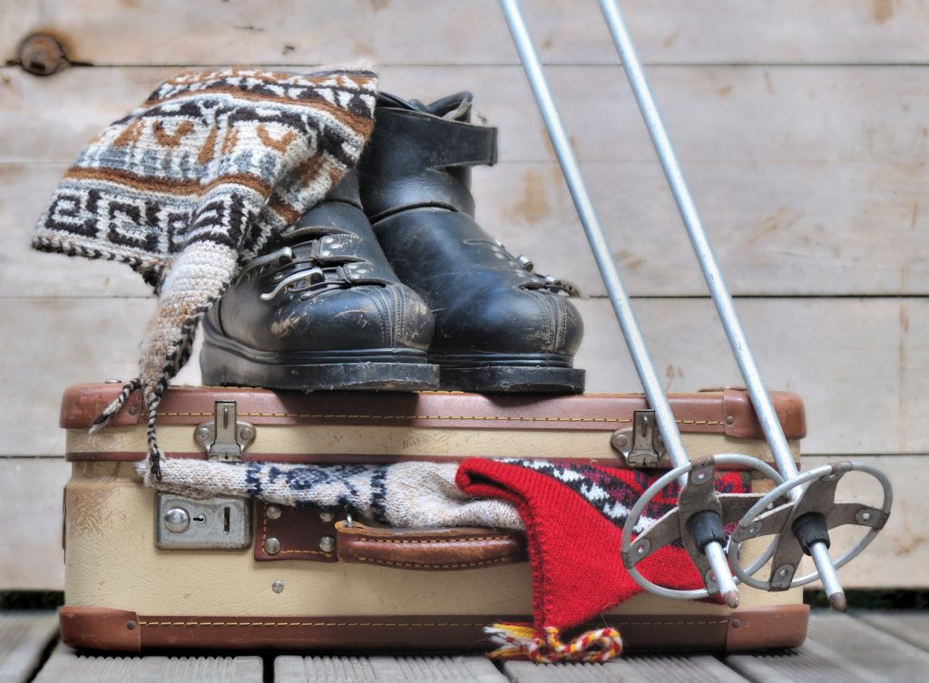 vieilles chaussures de ski sur valise